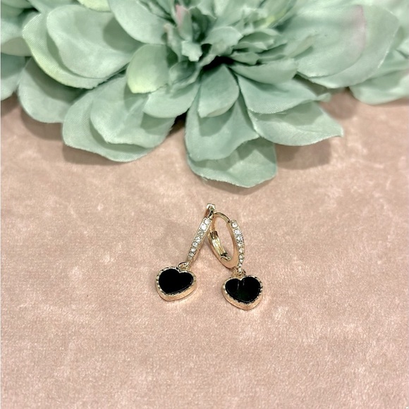 Jewelry - black heart dangle earrings